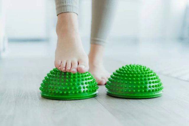 Balančná podložka ježko Ø 16 cm, 2 ks - rôzne farby - Šedá