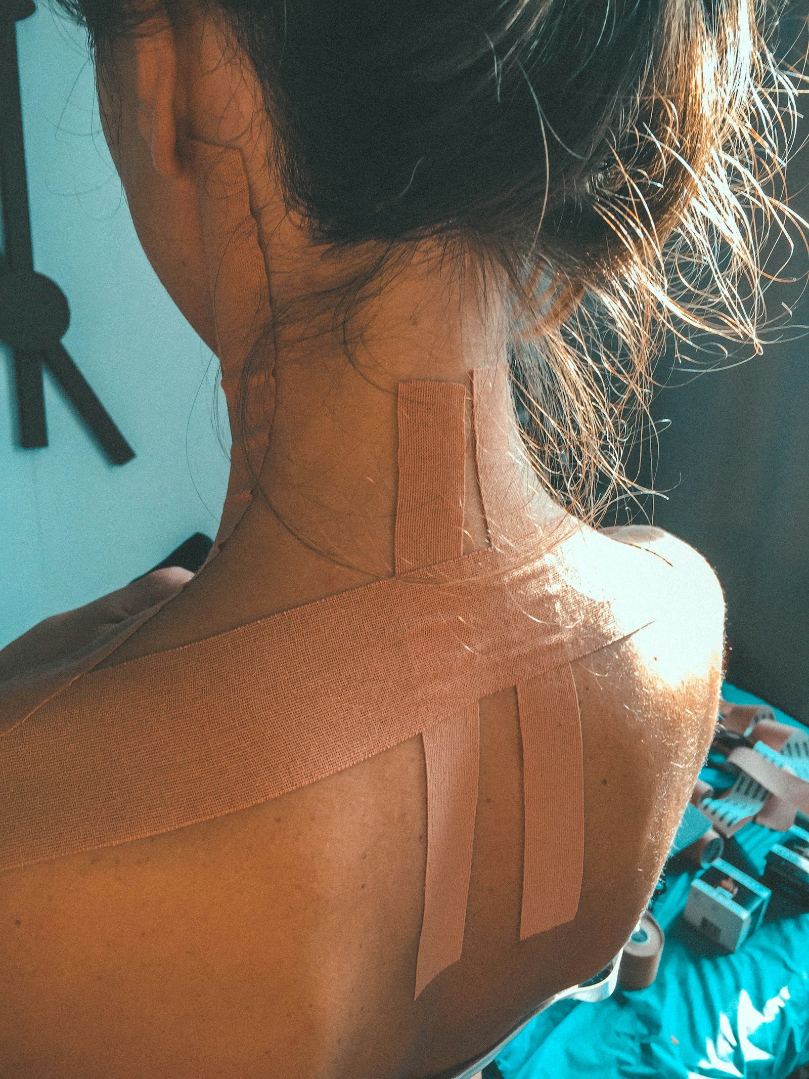 Kineziotape na chrbát — fotografický návod